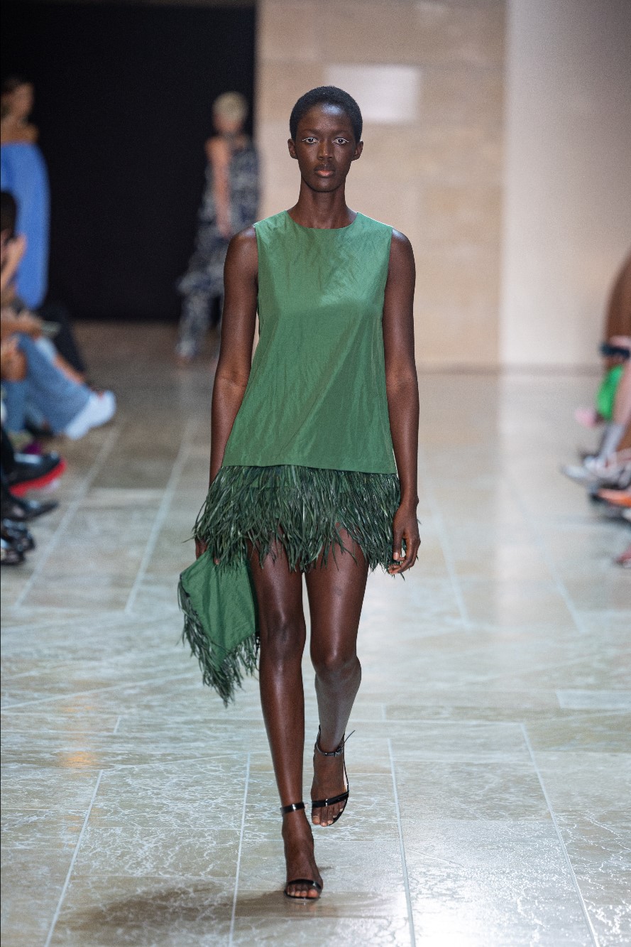 mode; mannequin; femme; robe; vert; prêt à porter  