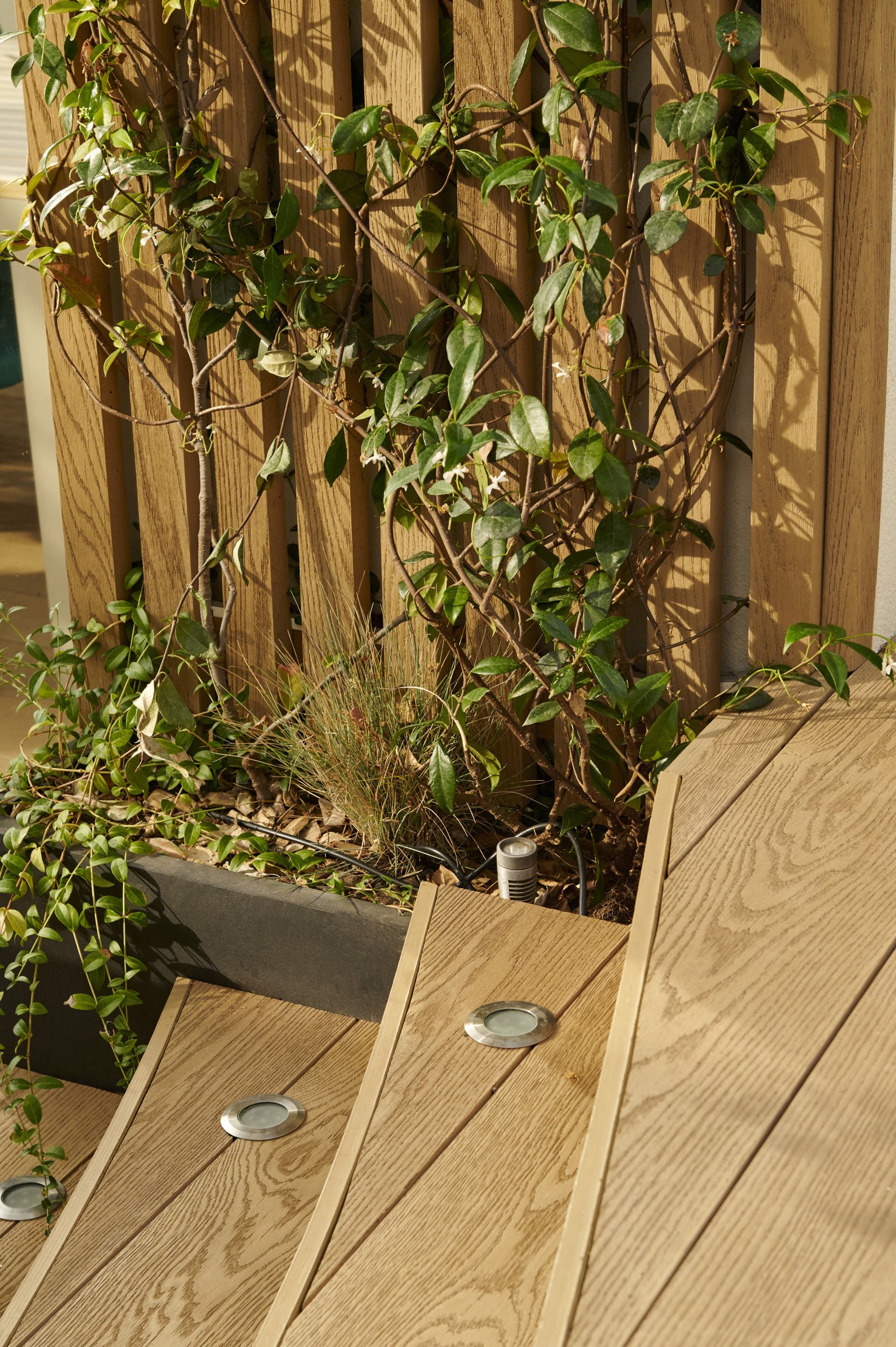 attitude-luxe-Visuel©Terrasse&Jardin de Paris-amenagement- paysagiste-toit-terrasse-lames-1-sol-eclairage