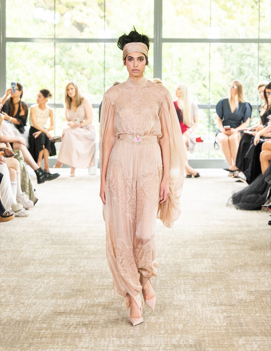 Attitude-luxe_©Yanina Couture_look 19-FW2026-2027 combinaison pantalon