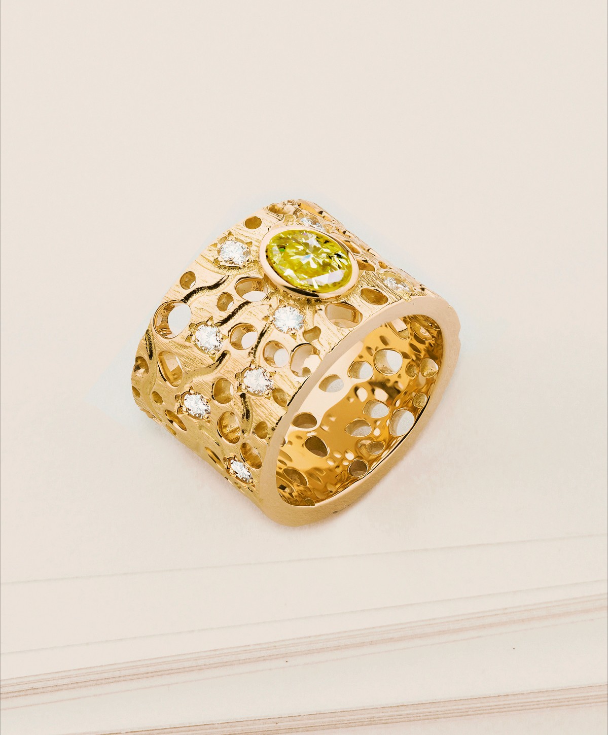 attitude-luxe BAGUE_DENTELLE_DIAMANT_JAUNE__©STÉPHANIE_SURER_ JOAILLERIESTÉPHANIE_SURER_ JOAILLERIE bague, or, diamants