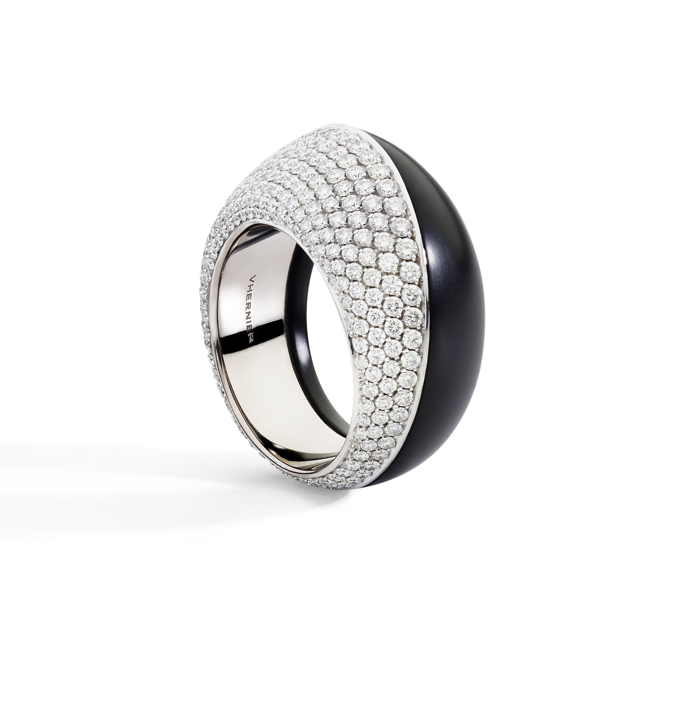 attitude-luxe_©Vhernier_bague_trottola-or-blanc-jais-diamants bague, or blanc, jais, diamants