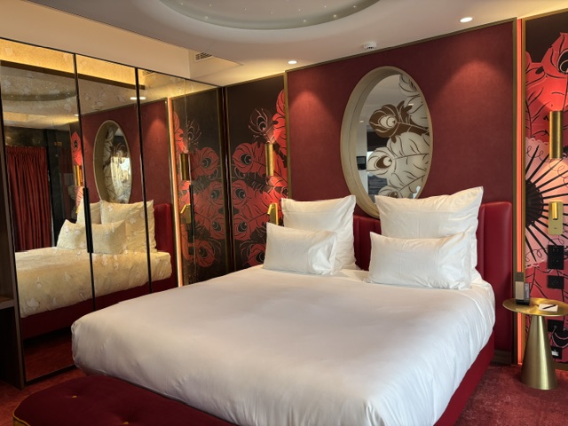 attitude-luxe_©Mildred-Forman_Royal-Palace-chambre-suite Cabaret