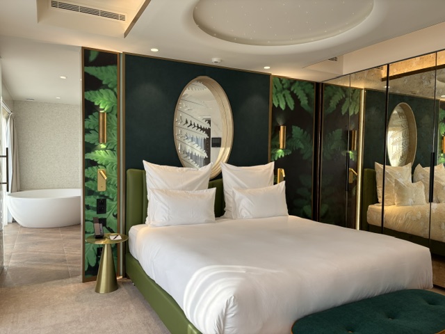 attitude-luxe_©Mildred-Forman_Royal-Palace-terrasse-suite Nature chambre, suite, hôtel