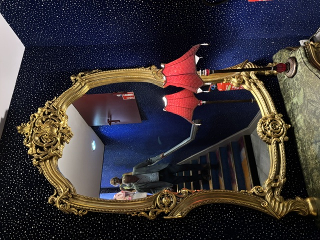 attitude-luxe_©Mildred-Forman_Royal-Palace-Le cabaret