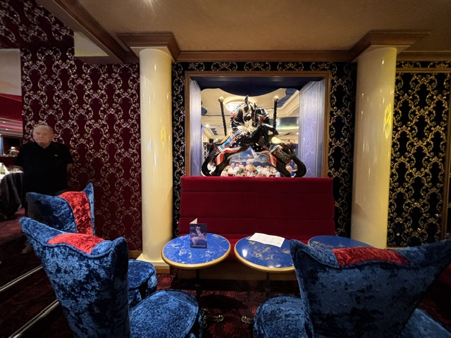 attitude-luxe_©Mildred-Forman_Royal-Palace-Le cabaret-salon