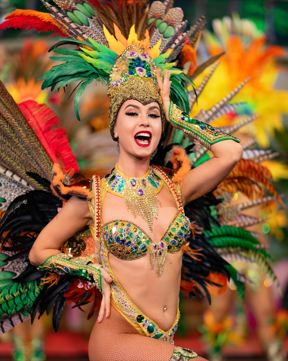 attitude-luxe_©Royal-Palace-Cabaret-exotique spectacle, plumes, revue