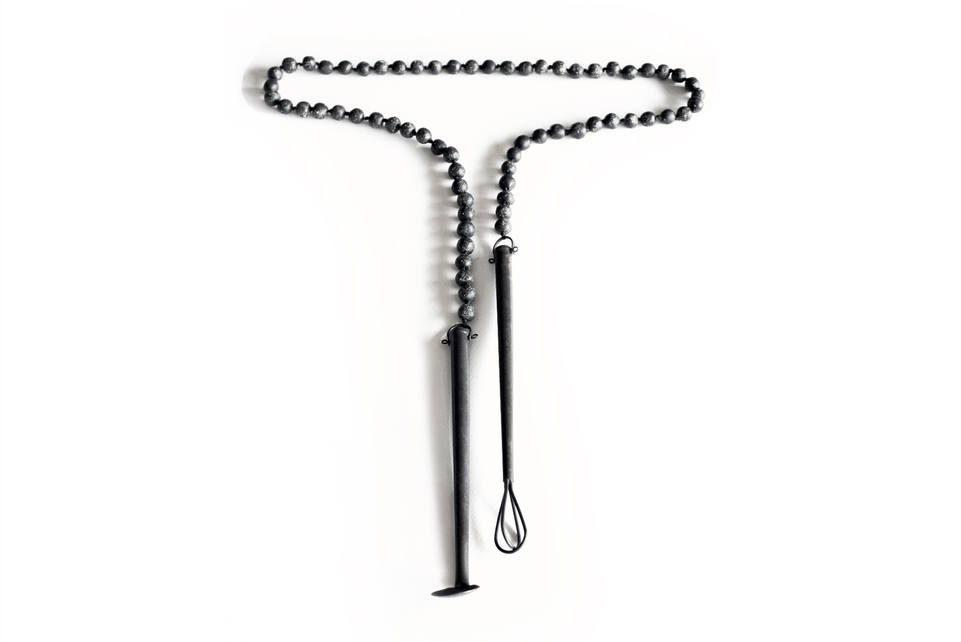 attitude-luxe_Ange ou Demon-©Stylianou-Collier-A device for managing sorrows-landscape collier de créateur