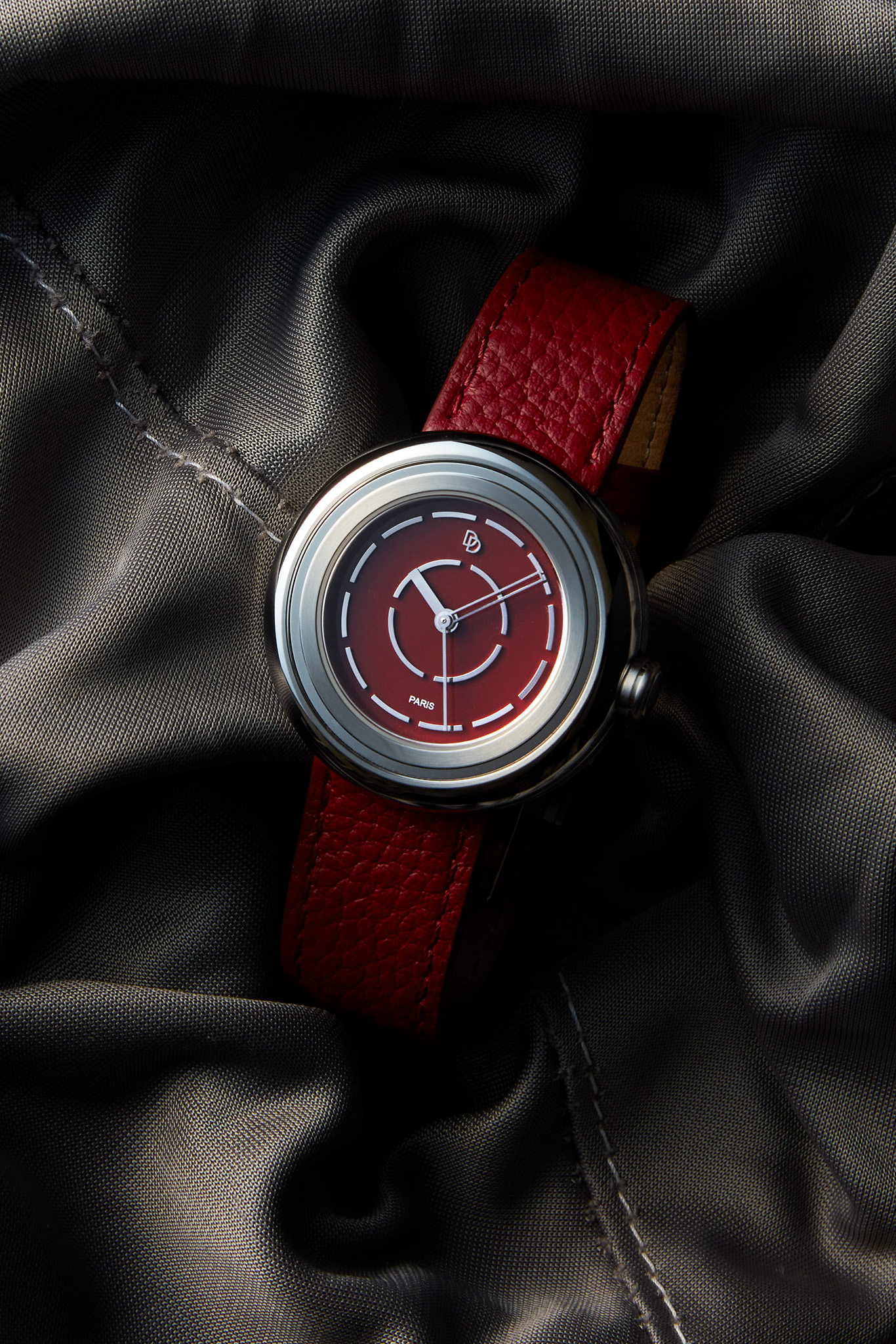 attitude-luxe_©Atelier Dorigo_riposta-rouge montre