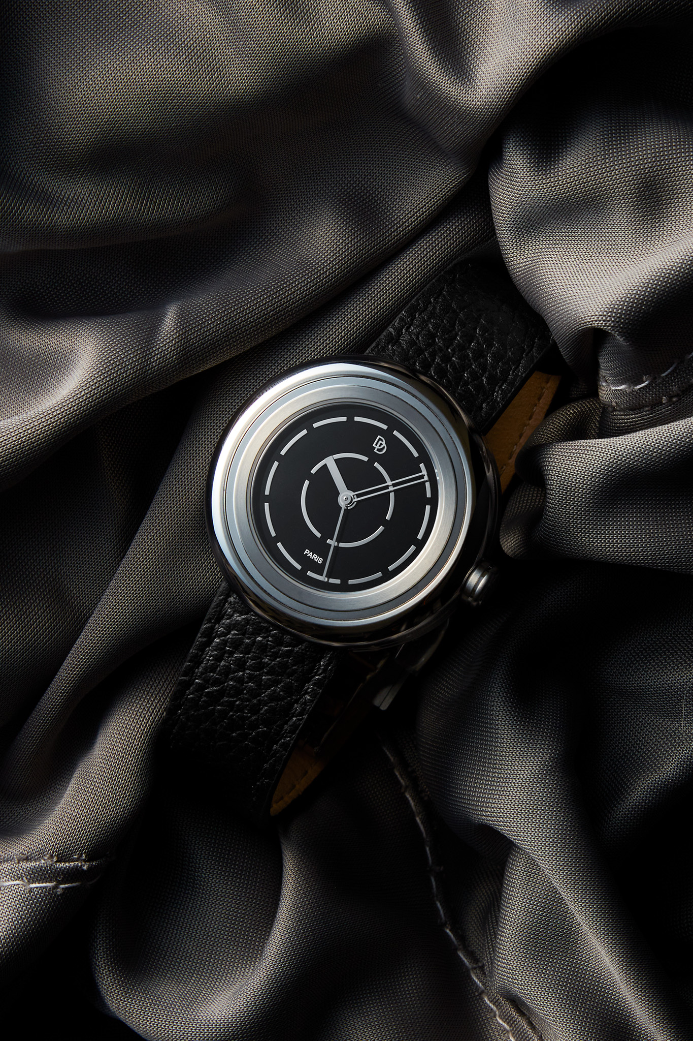attitude-luxe_©Atelier Dorigo_riposta-noir montre